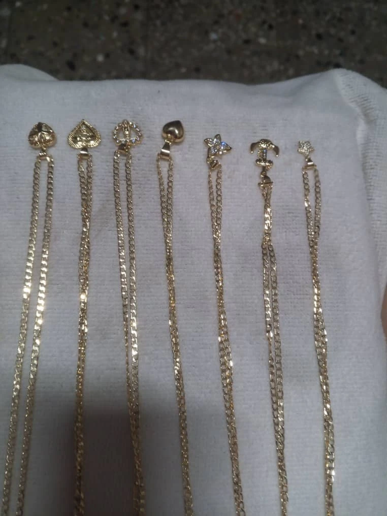 Cadenas de oro laminado cifrado CM's foto | el encanto |  BizneCubano